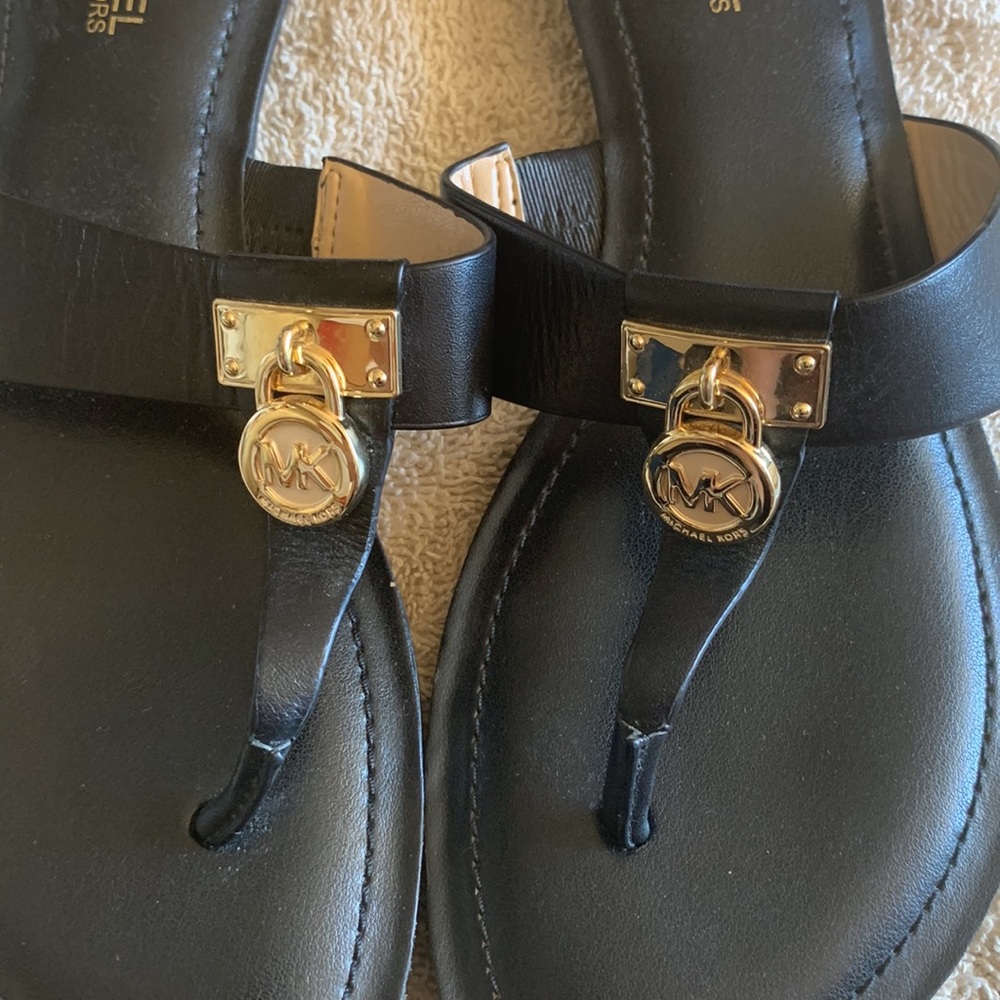 ❓MICHAEL KORS Black Leather Hamilton Gold Locket Sandals, size 6 - Picture 4 of 5